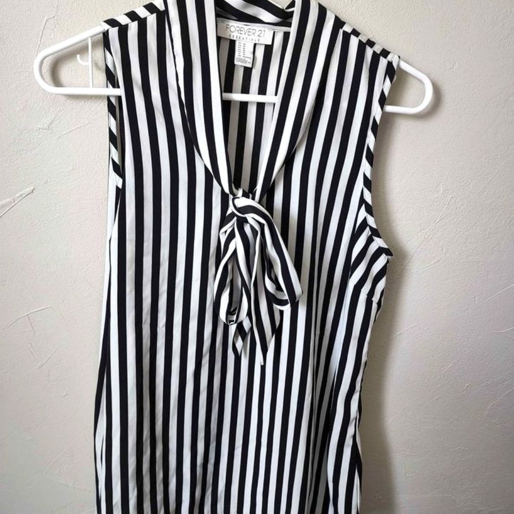Forever 21 size medium black and white top
